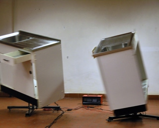 Abbildung der kinetischen Skulptur "zwei Spülen" aus dem Jahr 1997