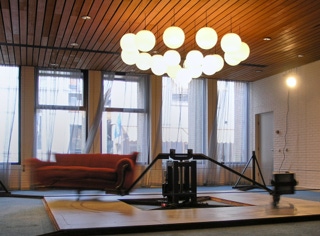 Abbildung der kinetischen Arbeit "rotierendes Sofa" aus dem Jahr 1995