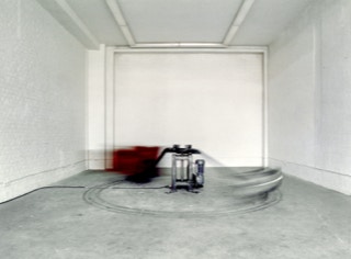 Abbildung der kinetischen Arbeit "rotierendes Sofa" aus dem Jahr 1995