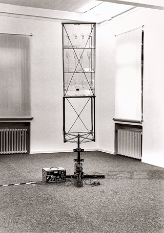 Abbildung der kinetischen Arbeit "Glasvitrine" aus dem Jahr 1999