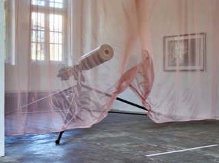 Abbildung der Arbeit "Rauminstallation mit zartem, rosa Vorhang und Kanone" aus dem Jahr 2002