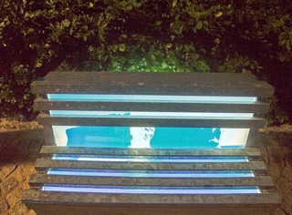 Abbildung der Licht-Skulptur "Memory 3 (Sonnenbank mit Eisberg)" aus dem Jahr 2006