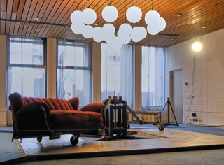 Abbildung der kinetischen Arbeit "rotierendes Sofa" aus dem Jahr 1995