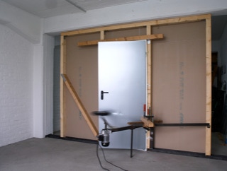 Moment aus der kinetischen Installation "[Tür] zuschlagen" aus dem Jahr 2011