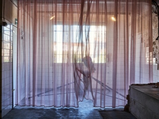 Abbildung der Arbeit "Rauminstallation mit zartem, rosa Vorhang und Kanone" aus dem Jahr 2002