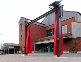 Abbildung der kinetischen Arbeit "Vorhang auf"