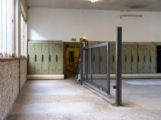Abbildund der kinetischen Rauminstallation "Tor 2" aus dem Jahr 2007 
