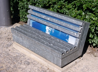 Abbildung der Licht-Skulptur "Memory 3 (Sonnenbank mit Eisberg)" aus dem Jahr 2006