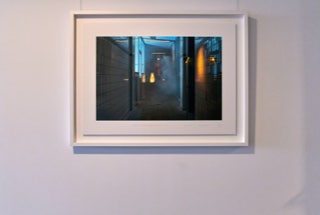 Thomas Gerhards und Werner Rückemann mit einer Fotografie aus der Serie „Situationen ändern sich!“ in den Räumlichkeiten der KonvOY GmbH.