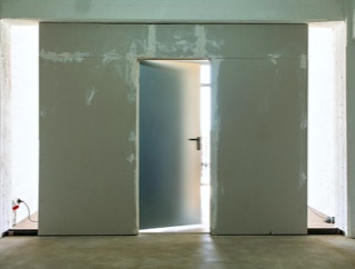 Moment aus der kinetischen Installation "[Tür] zuschlagen" aus dem Jahr 2011