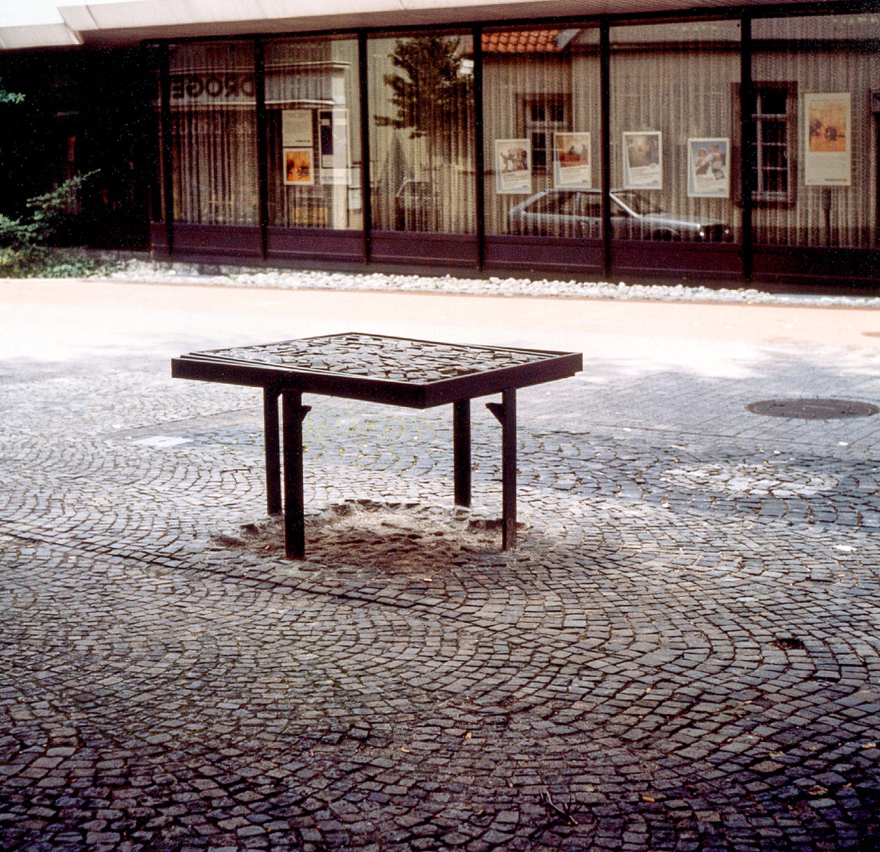 Die Abbildung zeigt die ortsbezogene Arbeit "Ort" von 1989 auf der Münster Straße in Ibbenbüren.