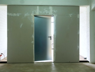 Moment aus der kinetischen Installation "[Tür] zuschlagen" aus dem Jahr 2011