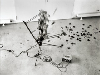 Abbildung der kinetischen Skulptur "schießender Toaster" aus dem Jahr 1998