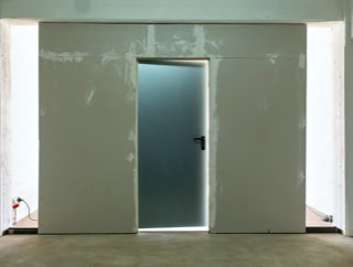 Moment aus der kinetischen Installation "[Tür] zuschlagen" aus dem Jahr 2011