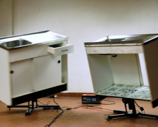 Abbildung der kinetischen Skulptur "zwei Spülen" aus dem Jahr 1997