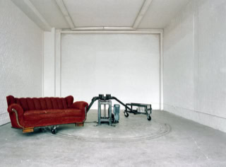 Abbildung der kinetischen Arbeit "rotierendes Sofa" aus dem Jahr 1995