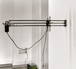 Abbildung der Rauminstallation "sich langsam öffnende, sich langsam Schließende, … Tür" aus dem Jahr 1998