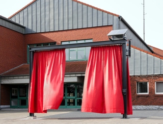 Abbildung der kinetischen Arbeit "Vorhang auf"