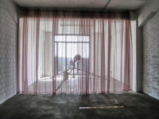 Abbildung der Arbeit "Rauminstallation mit zartem, rosa Vorhang und Kanone" aus dem Jahr 2002