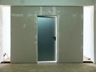 Moment aus der kinetischen Installation "[Tür] zuschlagen" aus dem Jahr 2011