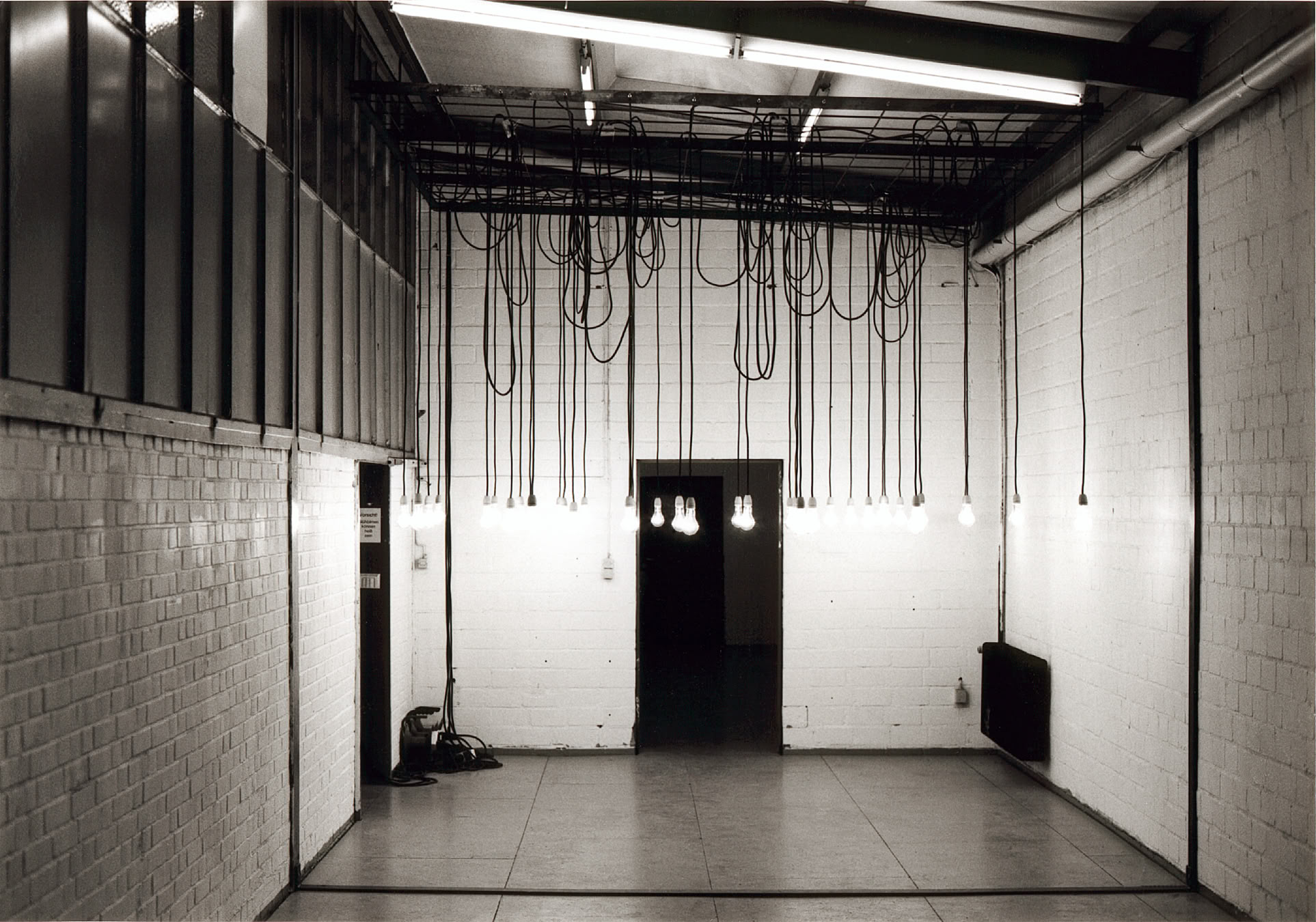 8000 Watt Warmmiete, 1991/92 Abbildung der Rauminstallation "8000 Watt Warmmiete" von 1991/92