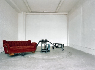 Abbildung der kinetischen Arbeit "rotierendes Sofa" aus dem Jahr 1995